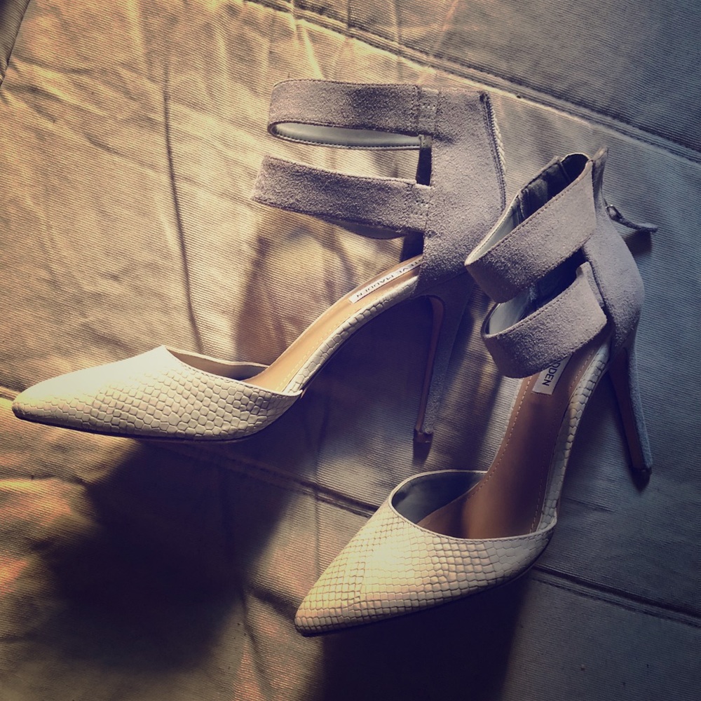 STEVE MADDEN GREY SNAKESKIN ANKLE STRAP PUMPS